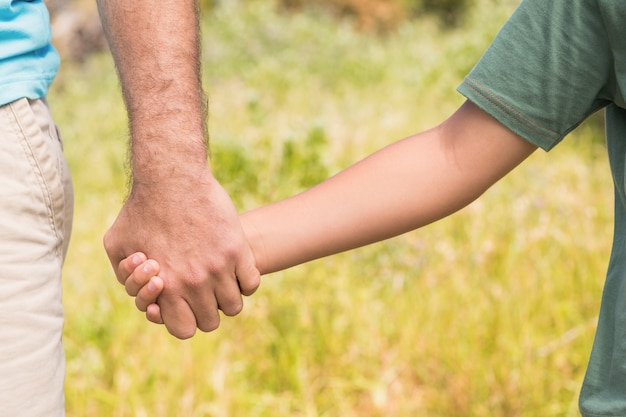 Vater und Sohn in der Landschaft