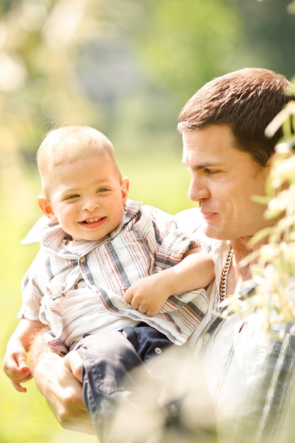 Foto vater und sohn in der natur