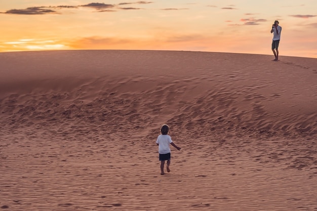 Vater und Sohn in der roten Wüste im Morgengrauen
