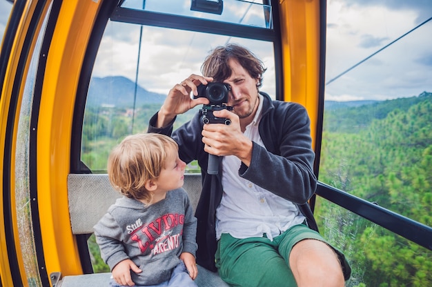 Vater und Sohn in der Skiliftkabine einer Seilbahn