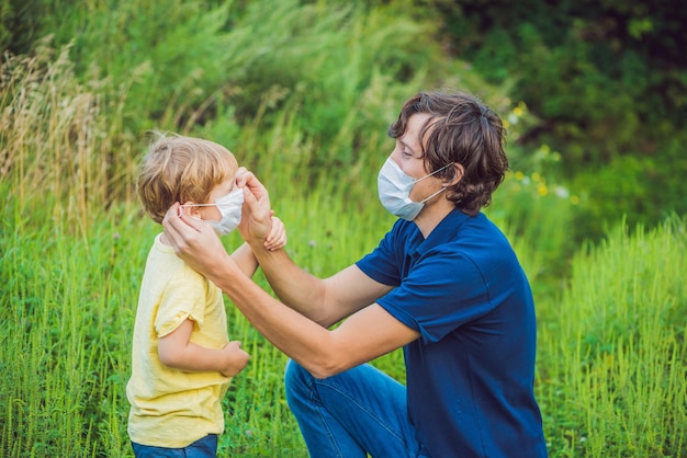 Vater und Sohn in einer medizinischen Maske wegen einer Allergie gegen Ambrosia