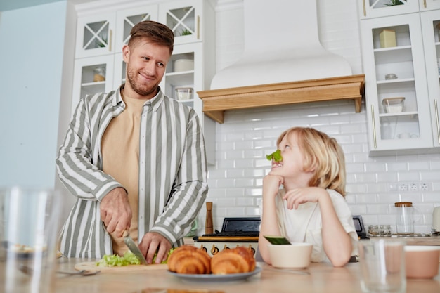 Vater und Sohn kochen zusammen