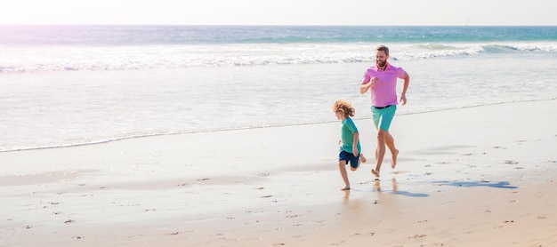 Vater und Sohn laufen am Sommerstrand Outdoor-Banner-Poster mit Kopierraum Vater- und Sohnfamilie