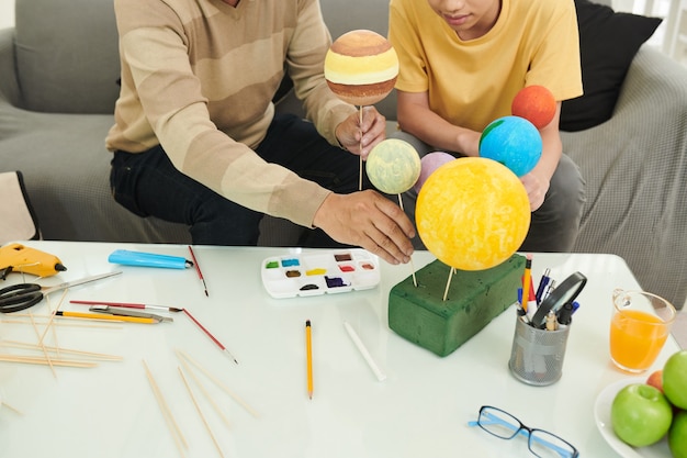 Vater und Sohn machen Planeten