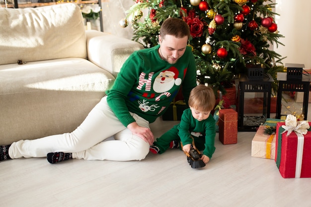 Vater und Sohn mit Geschenken, Geschenkboxen