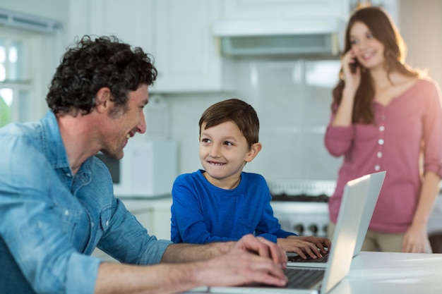 Vater und Sohn mit Laptop