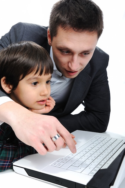 Vater und Sohn mit Laptop