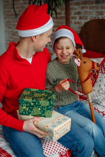 Vater und Sohn mit Weihnachtsgeschenken