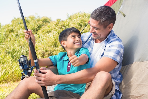 Vater und Sohn neben Zelt