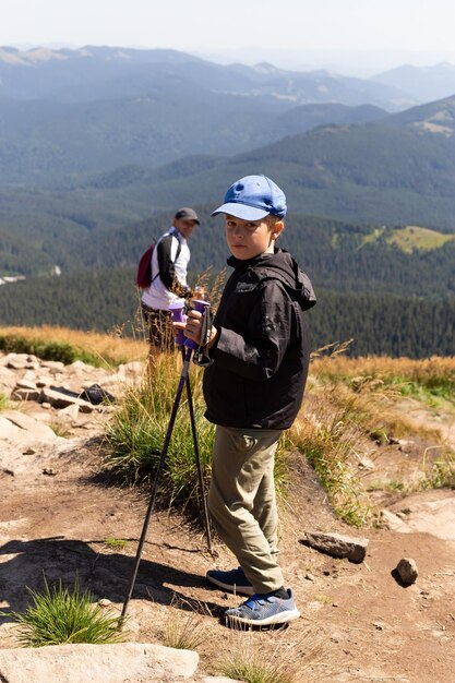 Foto vater und sohn reisen in die berge