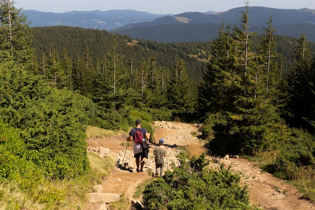 Foto vater und sohn reisen in die berge