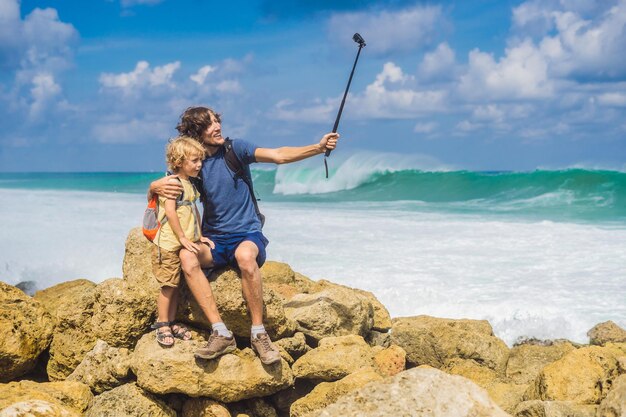 Vater und Sohn Reisende am fantastischen Melasti Beach mit türkisfarbenem Wasser, Insel Bali, Indonesien. Reisen mit Kinderkonzept