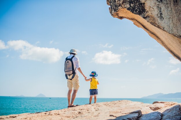 Vater und Sohn Reisende am Kap Hon Chong, Garden Stone, beliebte Touristenziele in Nha Trang. Vietnam