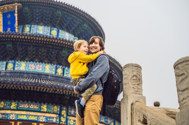 Vater und Sohn reisende im Himmelstempel in Peking Eine der Hauptattraktionen von Peking Reisen mit Familie und Kindern im China-Konzept