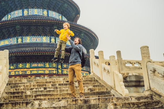 Vater und Sohn reisende im Himmelstempel in Peking Eine der Hauptattraktionen von Peking Reisen mit Familie und Kindern im China-Konzept