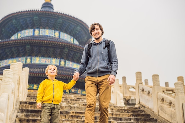 Vater und Sohn reisende im Himmelstempel in Peking Eine der Hauptattraktionen von Peking Reisen mit Familie und Kindern im China-Konzept