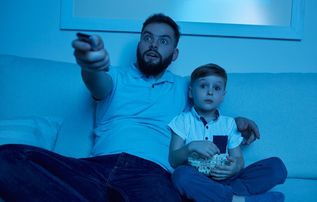 Vater und Sohn schauen sich nachts gemeinsam einen Film an