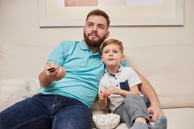 Vater und Sohn schauen zu Hause fern