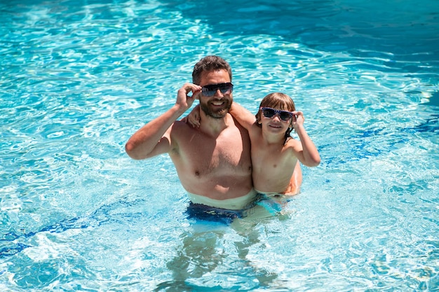 Vater und Sohn schwimmen im Pool. Familie im Aquapark. Papa und Sohn im Pool. Sommerwochenende. Familienfreizeit und Sommerurlaub. Pool-Party.