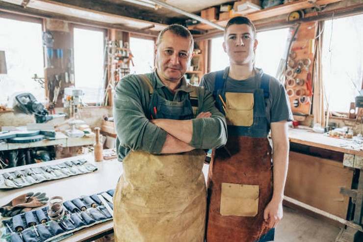 Foto vater und sohn sind zimmerleute in ihrer holzwerkstatt