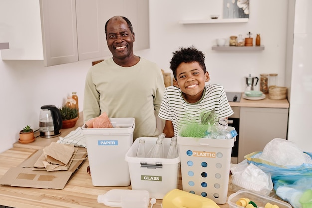 Vater und Sohn sortieren Müll in der Küche