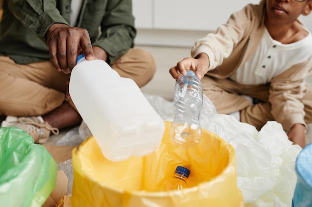 Vater und Sohn sortieren Plastik zu Hause aus nächster Nähe