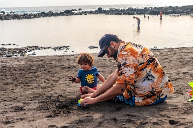 Vater und Sohn spielen am Strand der Kanarischen Inseln La Gomera