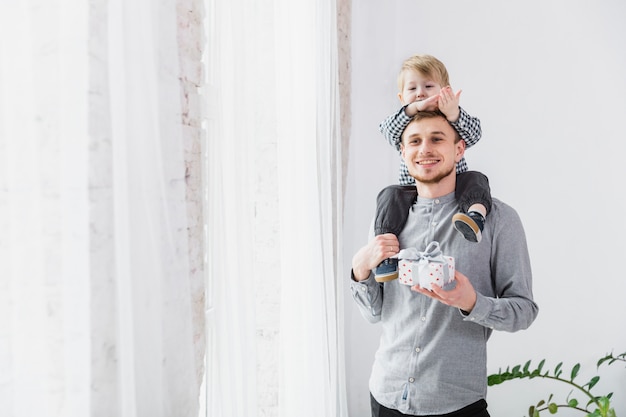 Foto vater und sohn spielen am vatertag zusammen