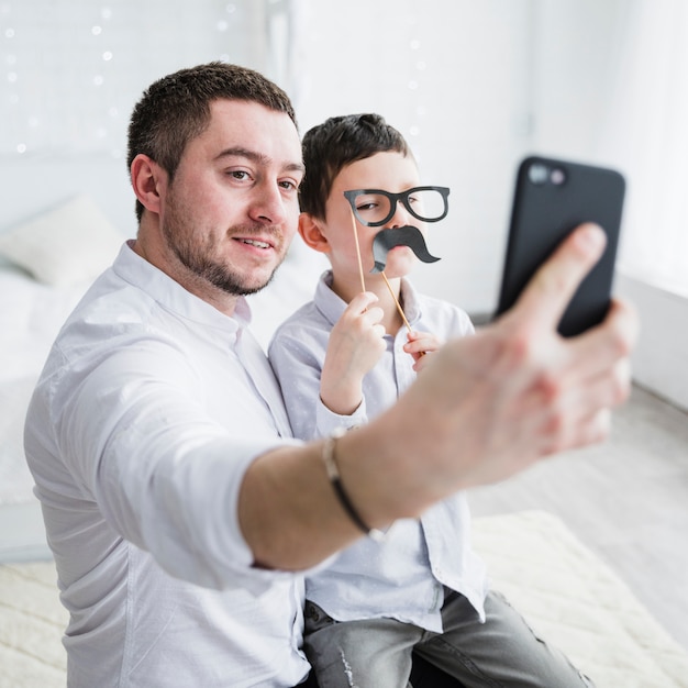 Foto vater und sohn spielen am vatertag zusammen