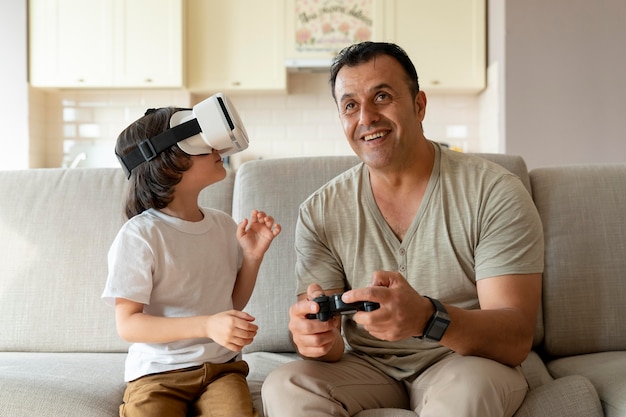 Vater und sohn spielen ein virtual-reality-spiel