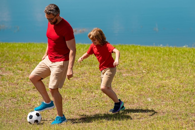 Vater und Sohn spielen gemeinsam Fußball. Vater und Sohn üben stundenlang Pass-Kick-Socc