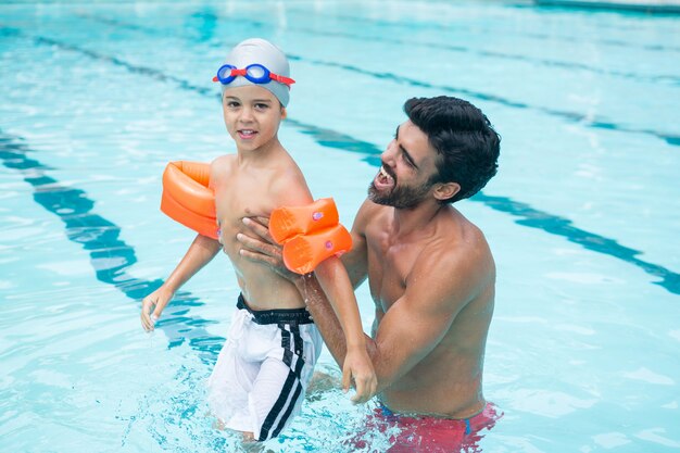 Vater und Sohn spielen im Pool