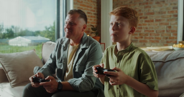 Vater und Sohn spielen zu Hause Videospiele