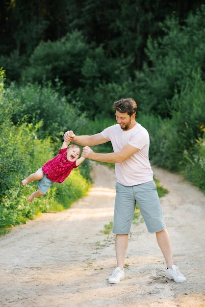 Vater und Sohn spielen zusammen im Park und haben Spaß