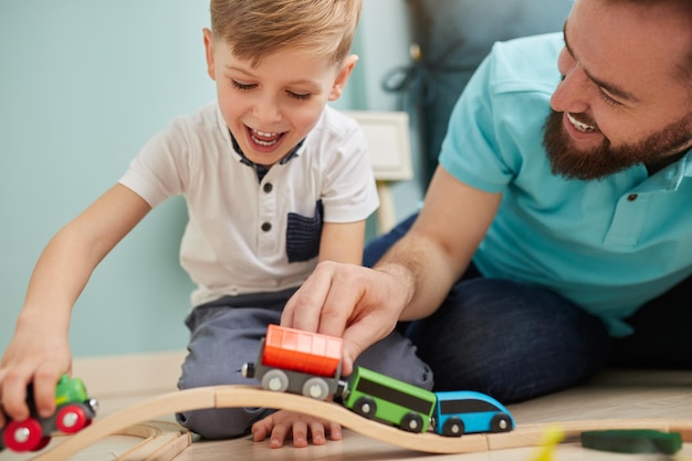 Vater und Sohn spielen zusammen