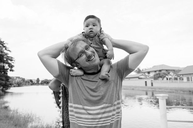 Foto vater und sohn stehen am see gegen den himmel