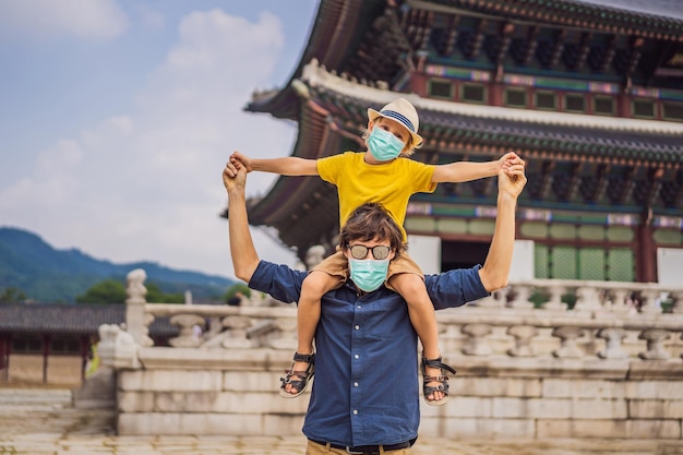 Vater und sohn touristen in medizinischer maske in seoul südkorea reisen nach korea-konzept reisen mit