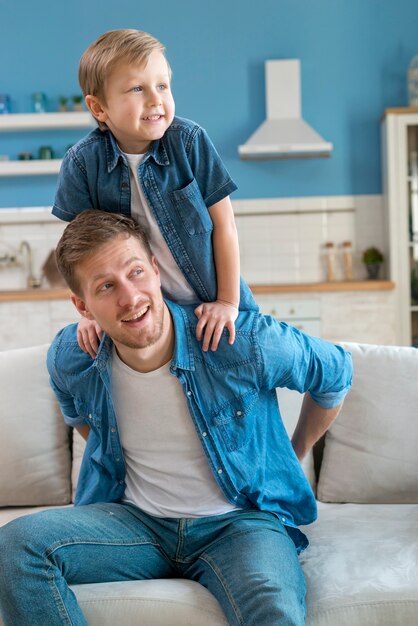 Foto vater und sohn tragen ähnliche kleidung