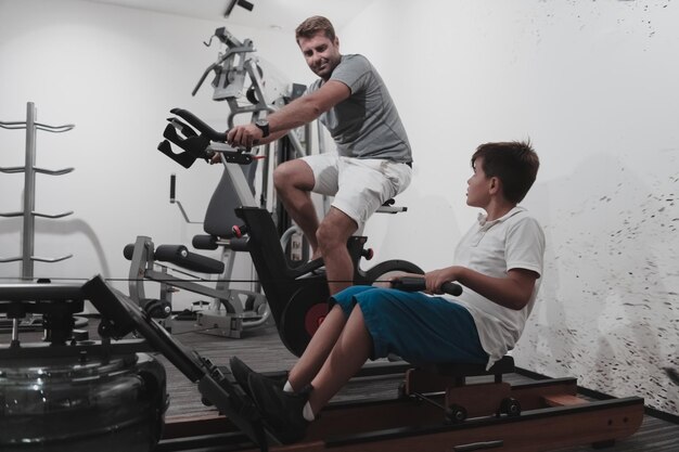 Vater und Sohn trainieren gemeinsam im Fitnessstudio zu Hause das Konzept des selektiven Fokus auf ein gesundes Leben