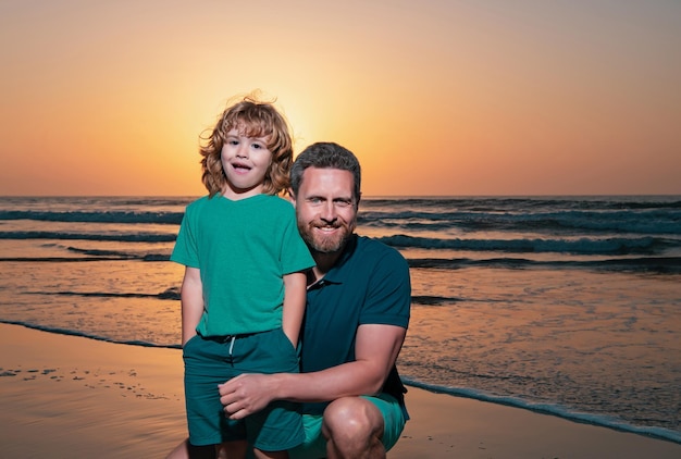 Vater und Sohn umarmen sich am Strand Sonnenuntergang Vater und Kind Junge an einem örtlichen Strand