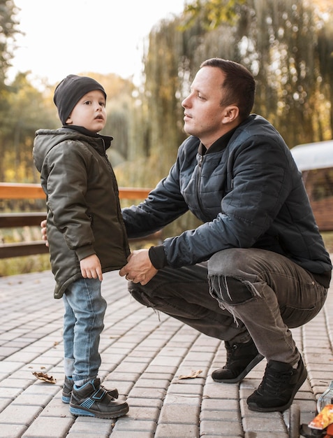 Foto vater und sohn unterhalten sich im freien