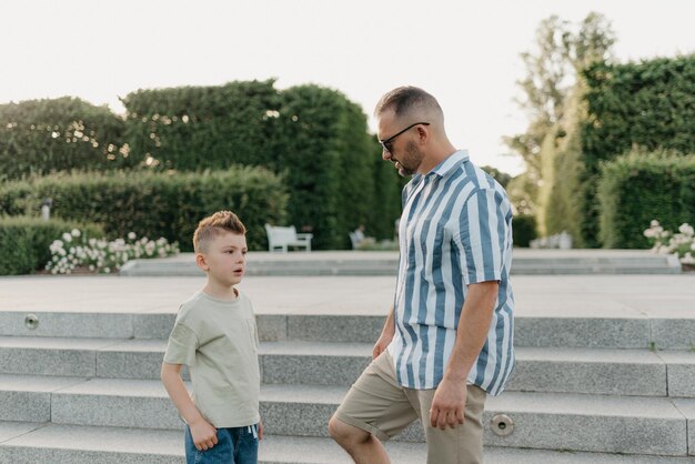 Vater und Sohn unterhalten sich im Garten einer europäischen Stadt Glückliche Familie