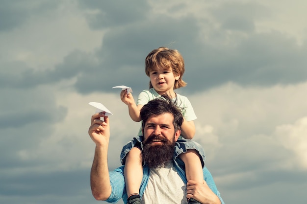 Vater und Sohn Vater geben Sohn Fahrt auf Rücken im Park Vater und Sohn im Park Freiheit zu träumen jo