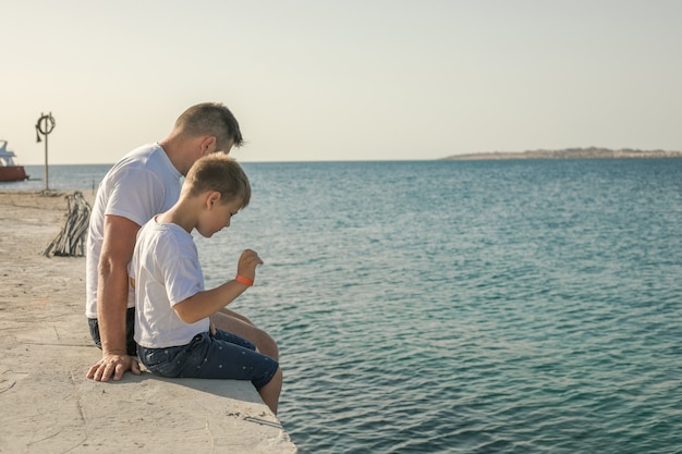 Vater und Sohn verbringen Zeit zusammen Seeurlaub