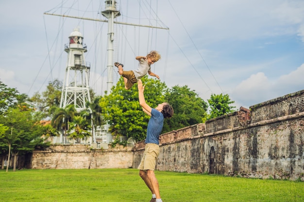 Vater und Sohn vor dem Hintergrund von Fort Cornwallis in Georgetown, Penang, ist eine Sternfestung, die Ende des 18. Jahrhunderts von der British East India Company erbaut wurde. Es ist die größte stehende Festung in Malaysia. Reisen