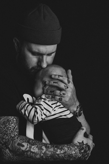 Foto vater und sohn vor schwarzem hintergrund