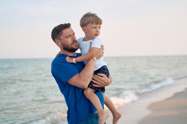 Vater und Sohn zusammen am Strand