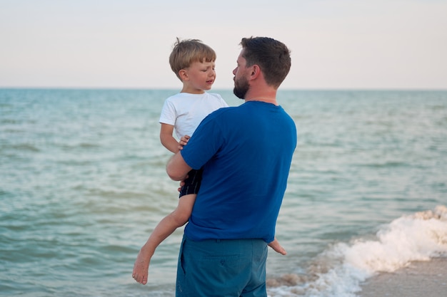 Vater und Sohn zusammen am Strand