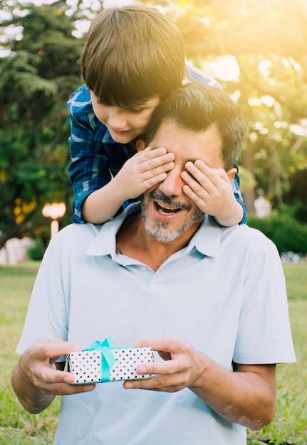 Vater und Sohn zusammen im Freien