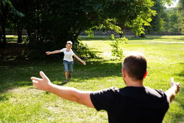 Vater und Sohn zusammen im Park spielen